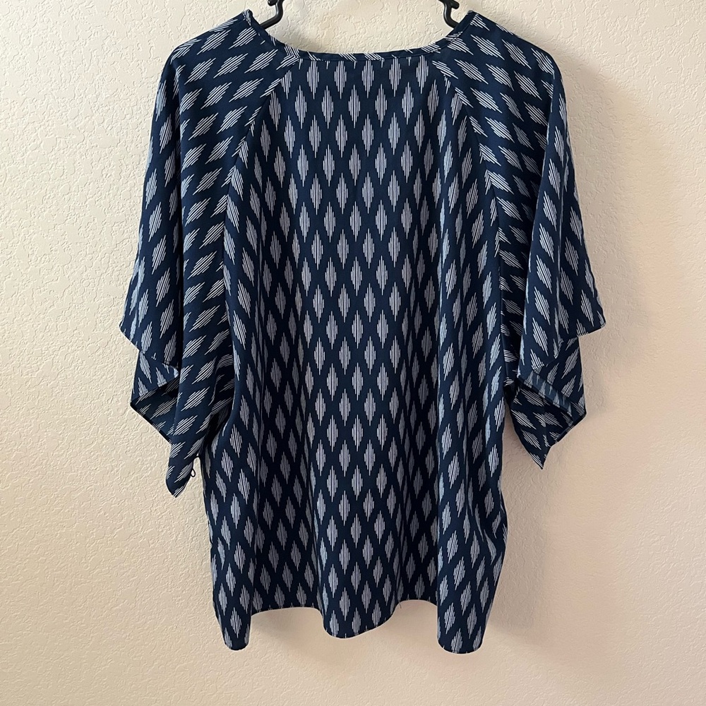 Banana Republic Women’s V-Neck Blouse Size L Navy White Diamond Print Top - Picture 6 of 10
